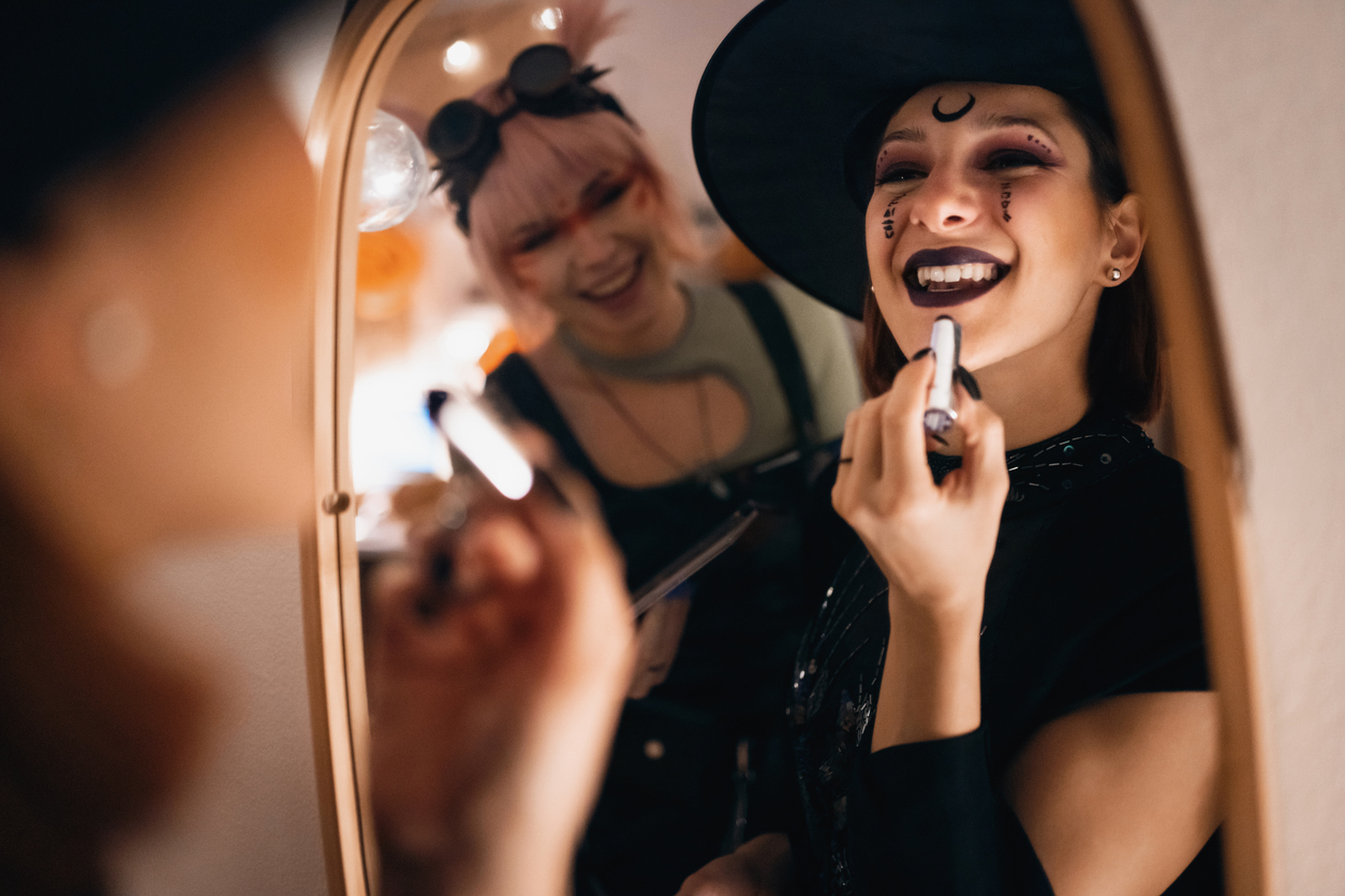 Editorial Harian Wanita – Ingin Tampil Seram Chic di Halloween? Coba Ciptakan 5 Tampilan Riasan Ini!