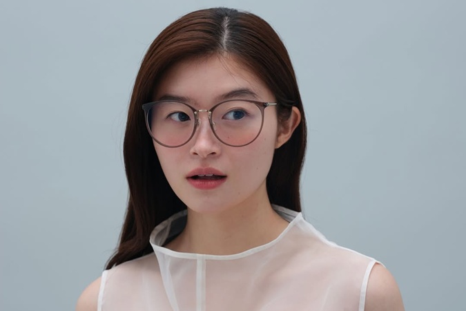 Editorial Harian Wanita – Bikin Fresh Seketika, Ada Concealer dan Blush On di Kacamata Ini?