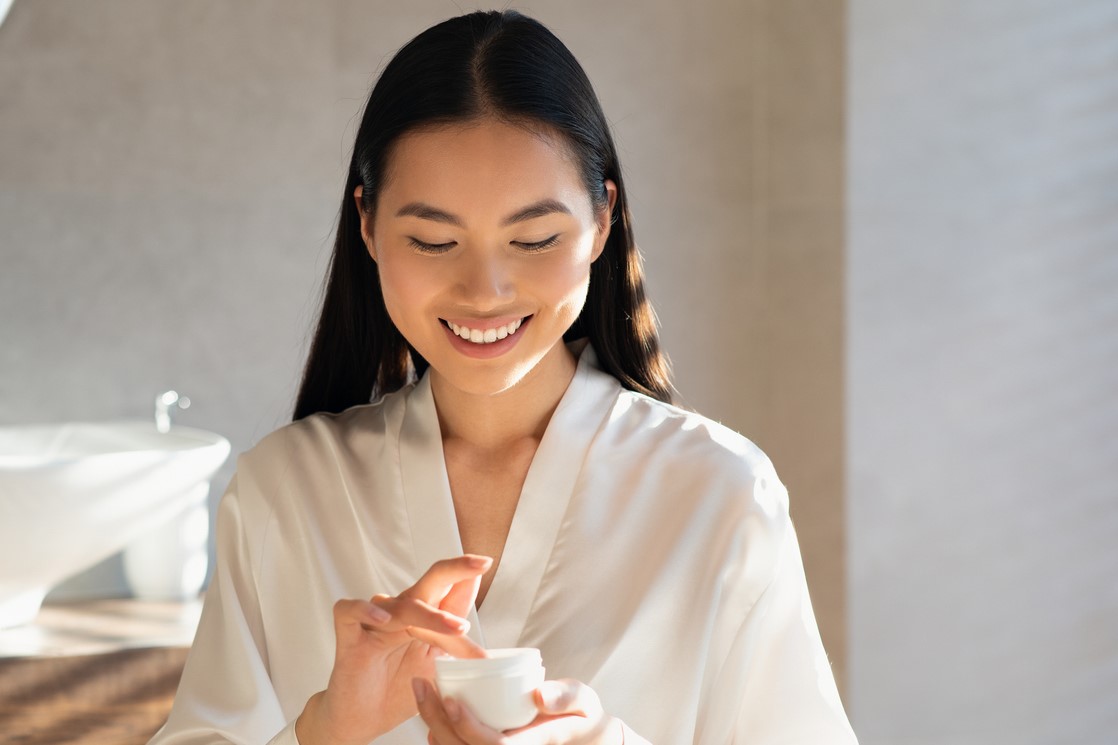 Editorial Harian Wanita – Bantu Cerahkan Kulitmu, 4 Skincare Selain Mencerahkan Ini Patut Dicoba!