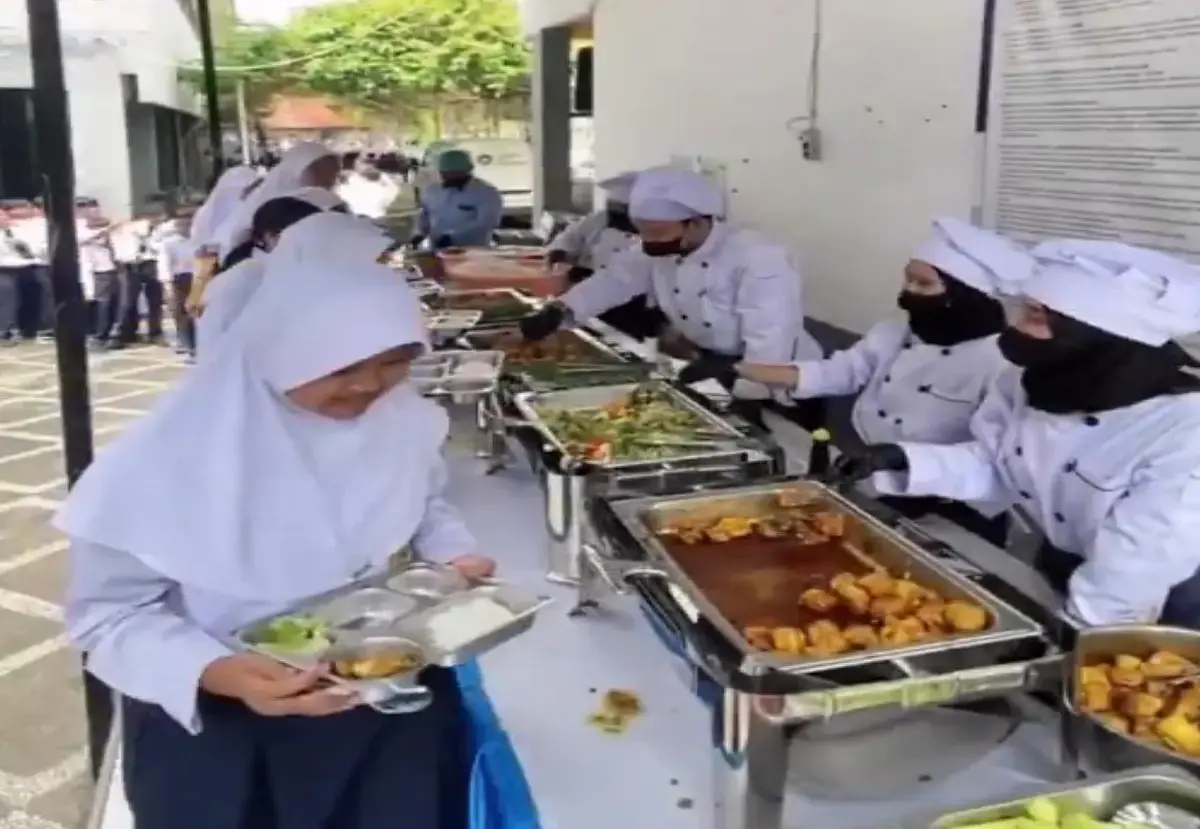 Sejumlah SPPG mulai menerapkan konsep prasmanan, siswa bisa mengambil makanannya sendiri